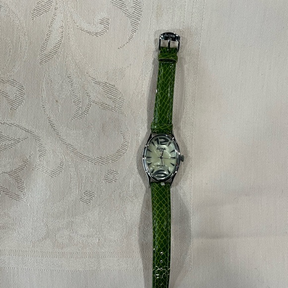 Women’s Green Reptile Pearl Watch - Picture 3 of 6